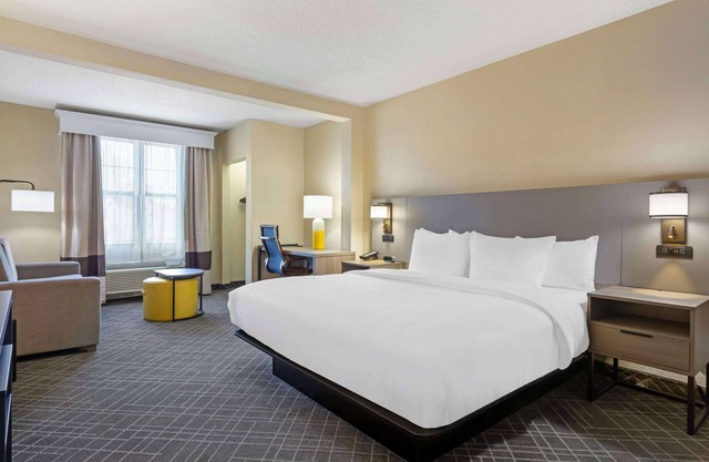 Comfort Suites Hanes Mall