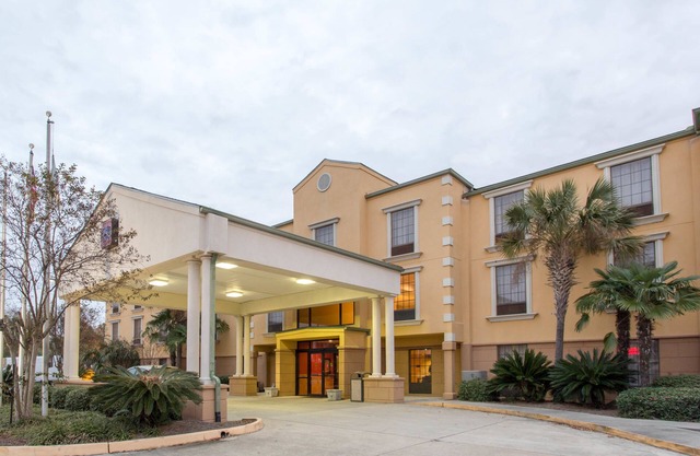 Comfort Suites Port Allen - Baton Rouge