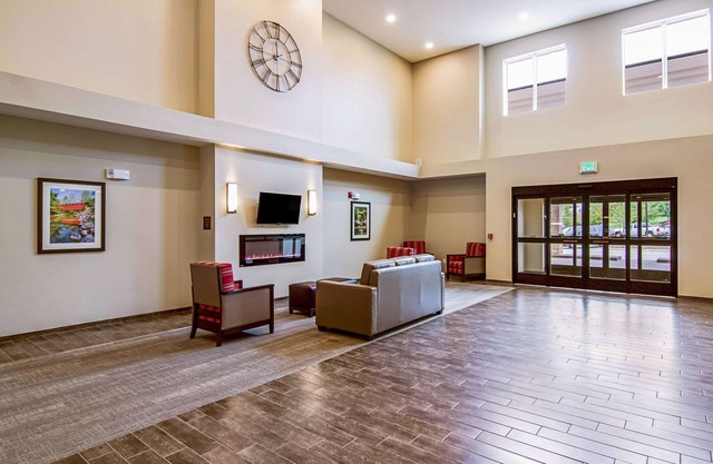 Comfort Suites Wooster near University Campus