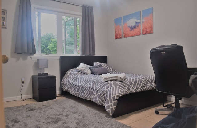 Comfortable 2 bed apartment near metro , trails and golf course