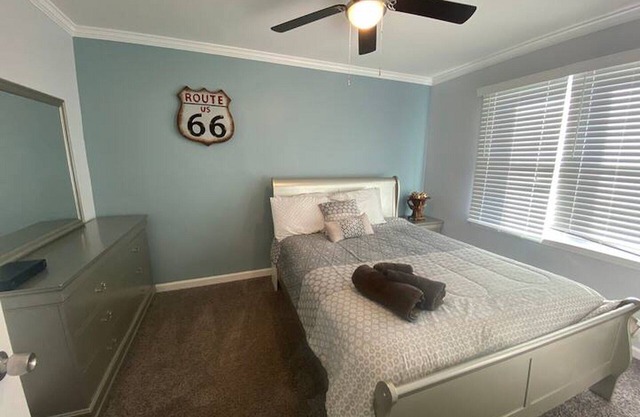 Comfortable 2-bedroom townhome in fantastic Greensboro with WiFi, AC & Big Tvs