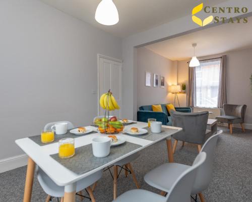 Comfortable 2BR house 4 beds Town Train Parking