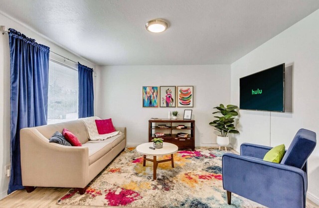 Comfortable 2BR Apartment with Covered Parking, Heart of Sugarhouse near Downtown SLC