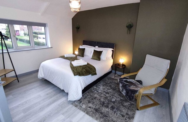 Comfortable 3-Bedroom Leeds Beach House - Ideal for Work Stays with Parking