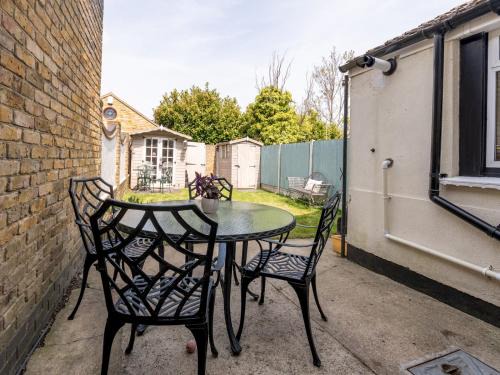 Comfortable 3 bed near Southend Pass the Keys