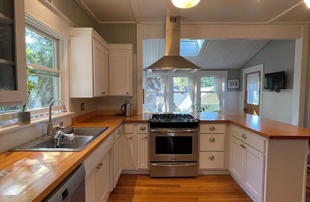 Comfortable 3-bedroom vintage house with WiFi in downtown Hudson