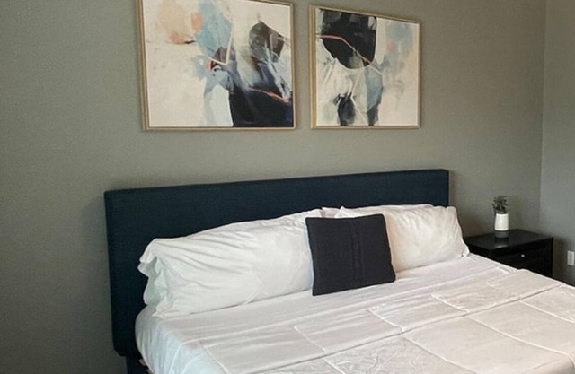 Comfortable 3BR & 2BA / Full Kitchen / Parking