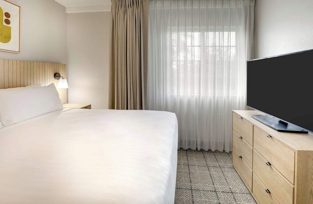 Comfortable 4BR Units | Gym, Pool, Shuttle, BBQ, Pets Allowed