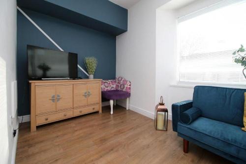 Comfortable 5-Bedroom Home free parking