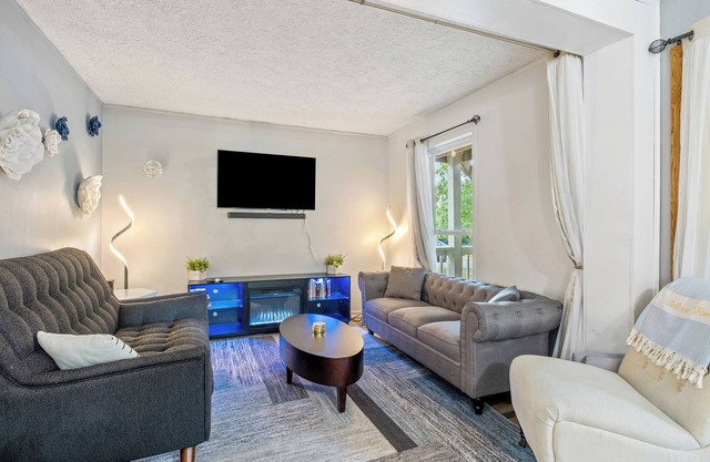 Comfy 5br home w/ lake views & superb ice fishing