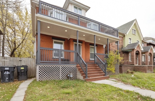 Comfortable 6-Bedroom Retreat Minutes to Downtown