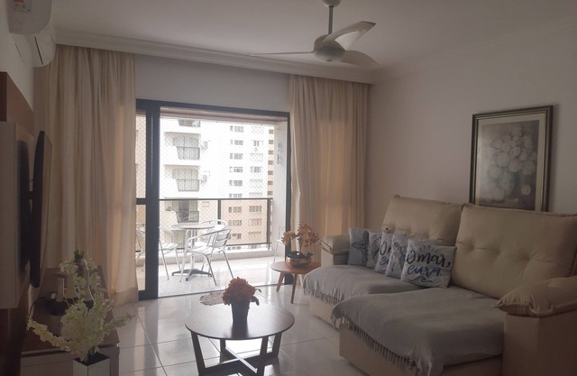 Confortable, climatisé et tv dans les 3 chambres. et salon, NET, WIFI, 2 GAR., 200 mts de la mer