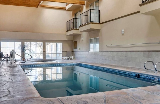 Comfortable Albuquerque Hotel Rooms Near Airport with Indoor Pool - 4 Units