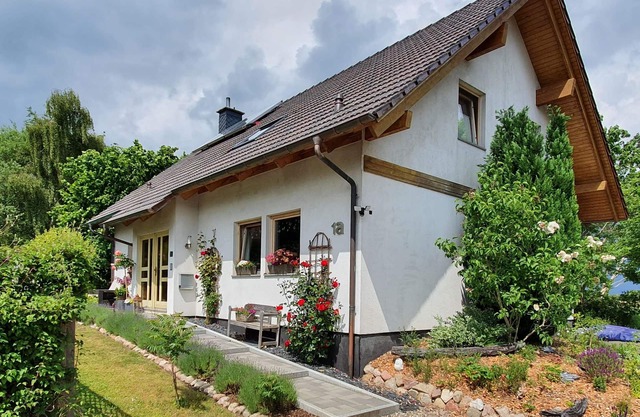 Appartement confortable et adapté aux enfants avec balcon et terrasse.