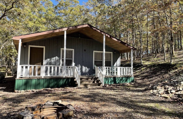 Cabine confortable et douillette à deux lits et une salle de bain nichée dans les montagnes de Kiamichi