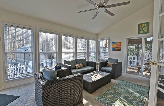 Comfortable and Dog Friendly 4 Bed/2.5 bath House in the Clearwater community! Wifi, Pool, Tennis, Beach Town, Pets Allowed!