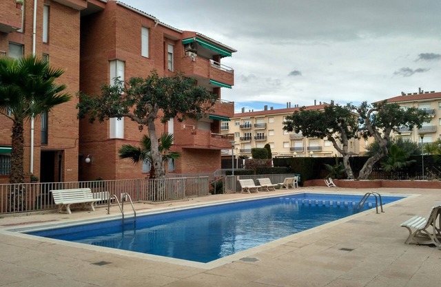 Appartement confortable, Wi-Fi A / C et piscine.