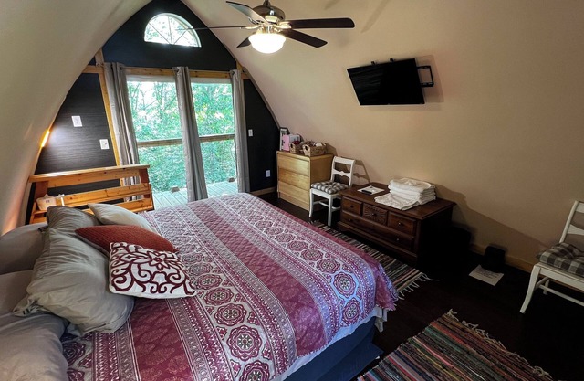 Comfortable cabin in the mountains of North Carolina, located near TIEC.