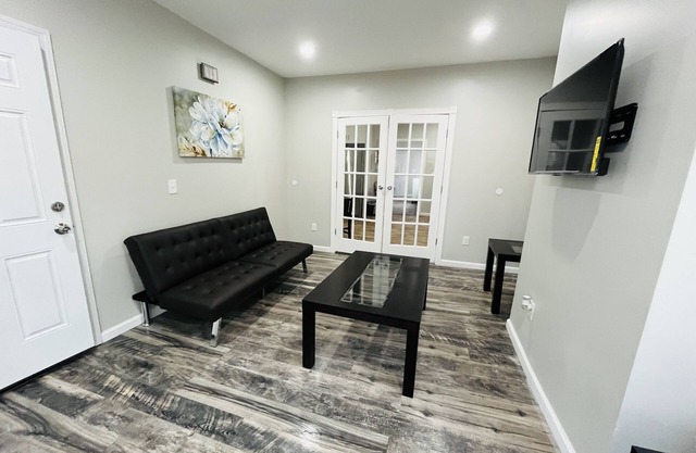 Comfortable Clean Apartment close to all major highways, food and entertainment