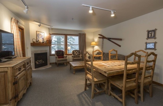 Condo de luxe avec 2 chambres et 2 salles de bain.