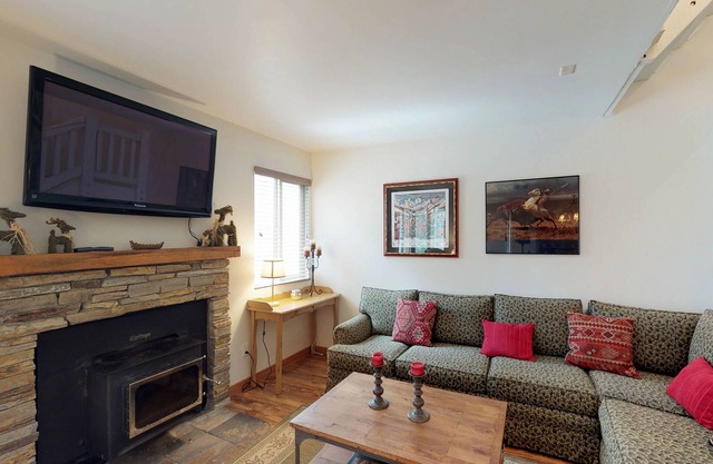 NOUVELLE LISTE! Condo confortable avec piscine commune et bains à remous, à pied au ski!