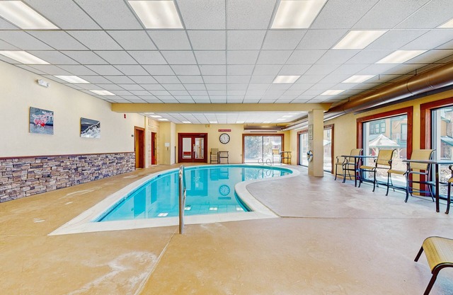 Comfortable condo with fireplace, pool, and sauna access - near slopes