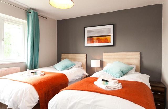 Comfortable Contractor House Gatwick: sleeps 6+