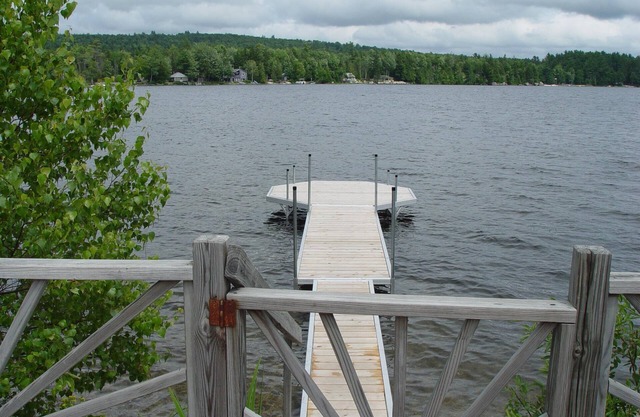 Cottage confortable situé directement sur l'eau avec une grande terrasse enveloppante