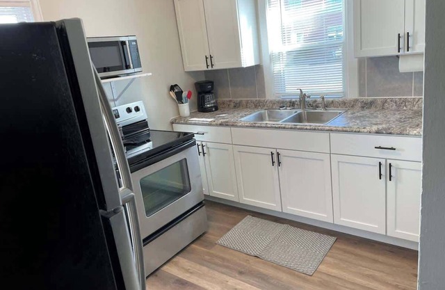 Spacious Remodeled 1 Bed/1 Bath, Awesome Location!