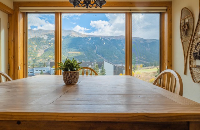 Comfortable Cozy Condo - Short Walk to American Eagle Lift - SH402 by RedAwning