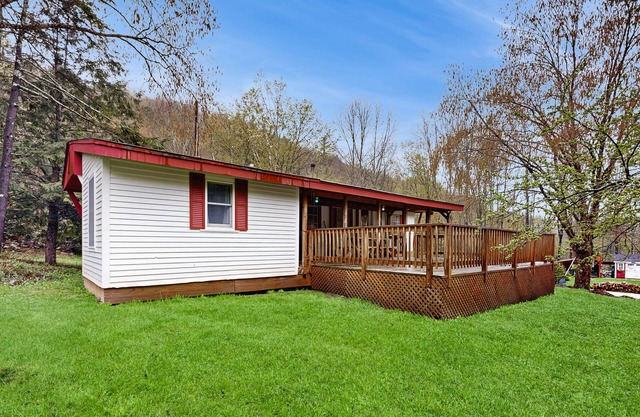 Comfortable dog-friendly home w/ pond view, deck, gas grill, wifi, TVs, kitchen