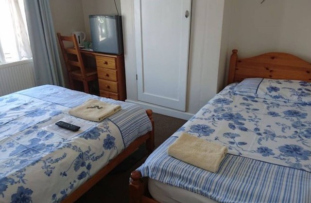 Chambre familiale confortable avec télévision, Wifi rapide gratuit, 3 couchages