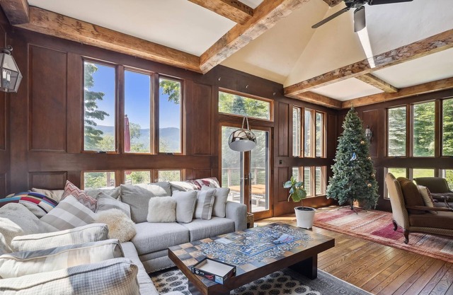 Comfortable, family ski home off Notchbrook Rd approximately 3 miles to mountain