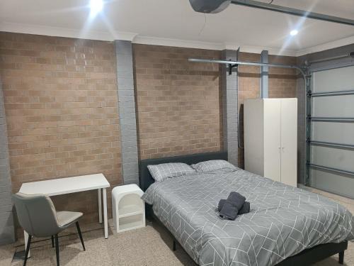 Comfortable Garage Room in Guildford - NC0