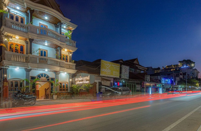 Comfortable group of 10pax stay in 5 rooms-same floor, centrally located house