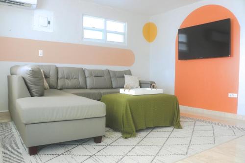 Comfortable Home for 6 Near Airport & Beaches