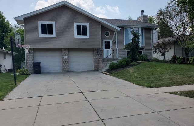 Comfortable home in SW Lincoln. Close to downtown! Self Check In, sleeps 8