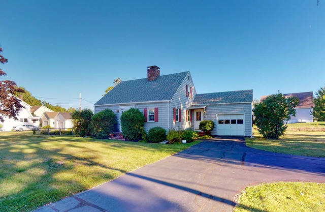 Comfortable home near the beach - dog-friendly - full kitchen & washer/dryer