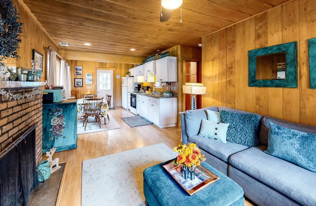 Comfortable Home w/ Gas Fireplace, WiFi & Backyard - Close to Lake Activities