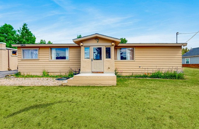 Comfortable home with kitchen and Washer/Dryer- great location