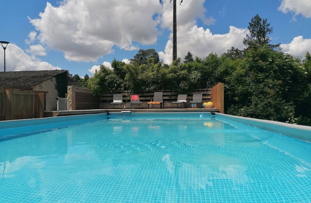 Maison confortable avec piscine et parc arboré près de la rivière