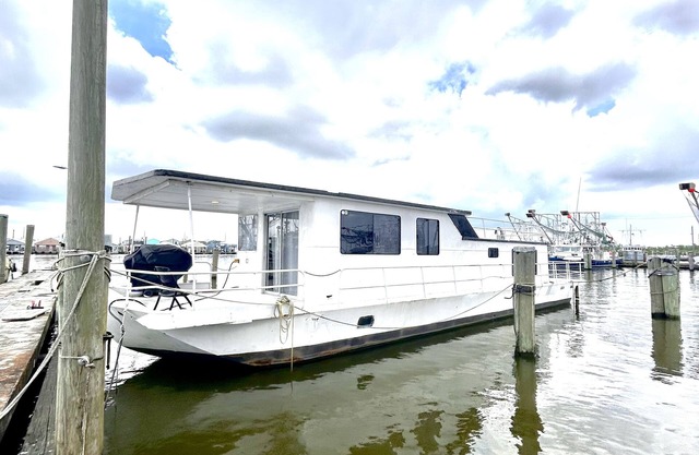 Comfortable houseboat, Water assessable, At Venice Marina no hidden fees