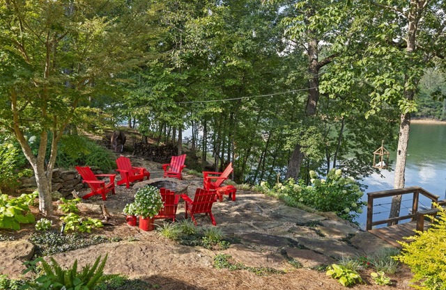 Lakefront home on Brushy Creek w/ easy water access. Pet friendly!