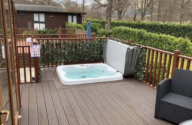 Comfortable lodge with hot tub.internet and netflix