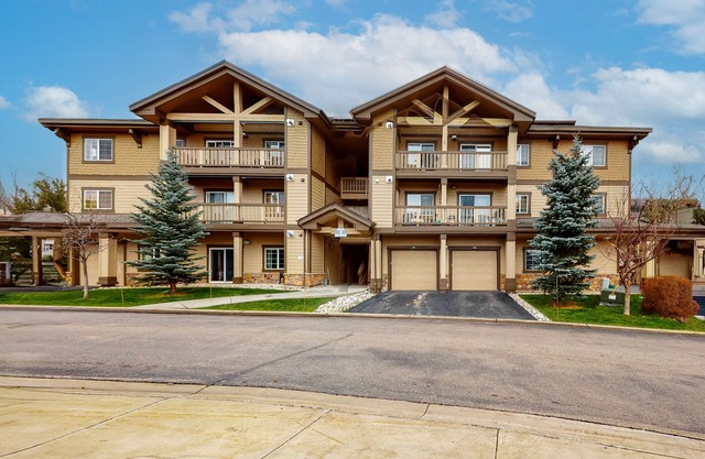 Comfortable mountain home close to Steamboat Resort with washer/dryer