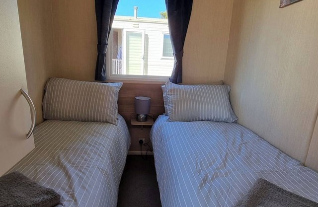 Comfortable & Modern, Sleeps 6, Great Location