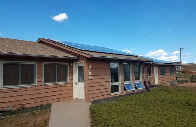 Confortable maison passive solaire à 3 chambres avec barbe de terre dans un quartier calme près de U. W.