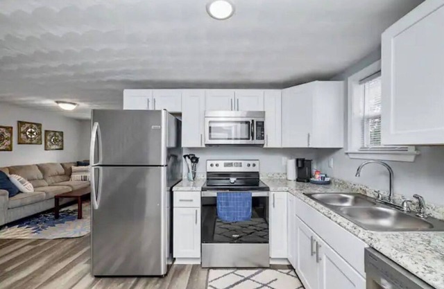 Comfortable & Private 2 Bedrm Cottage w/ King bed.