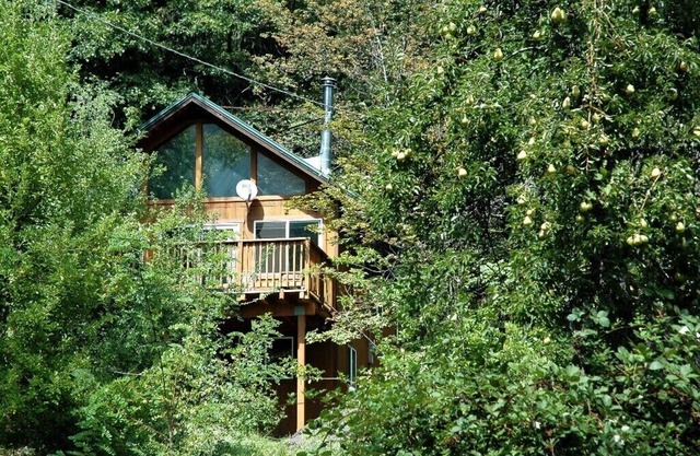 Cabine calme et confortable dans une ville de montagne pittoresque