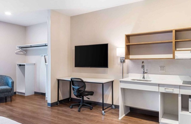 Comfortable Room Steps from Shopping & Dining